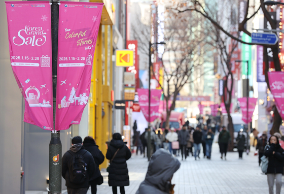 People stroll along in Myeong-dong, central Seoul, on Jan. 15. [YONHAP]