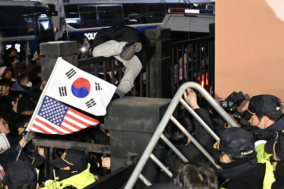 Angry supporters of President Yoon Suk Yeol attempt to break into the Seoul Western District Court in Mapo District, western Seoul, on Jan. 19, after the court issued a formal arrest warrant for him. [YONHAP]