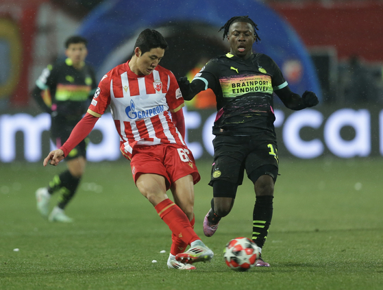Red Star Belgrade fullback Seol Young-woo, left, passes the ball during the Champions League match against PSV Eindhoven in Belgrade, Serbia on Jan. 21. [EPA/YONHAP] 