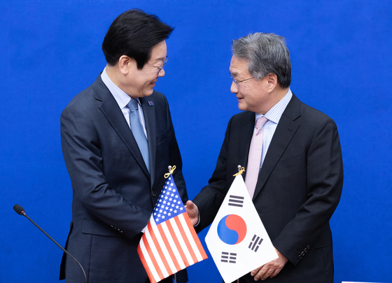 Lee Jae-myung, left, leader of the main opposition Democratic Party, shakes hands with acting U.S. Ambassador to South Korea Joseph Yun at the National Assembly on Jan. 22. [NEWS1]