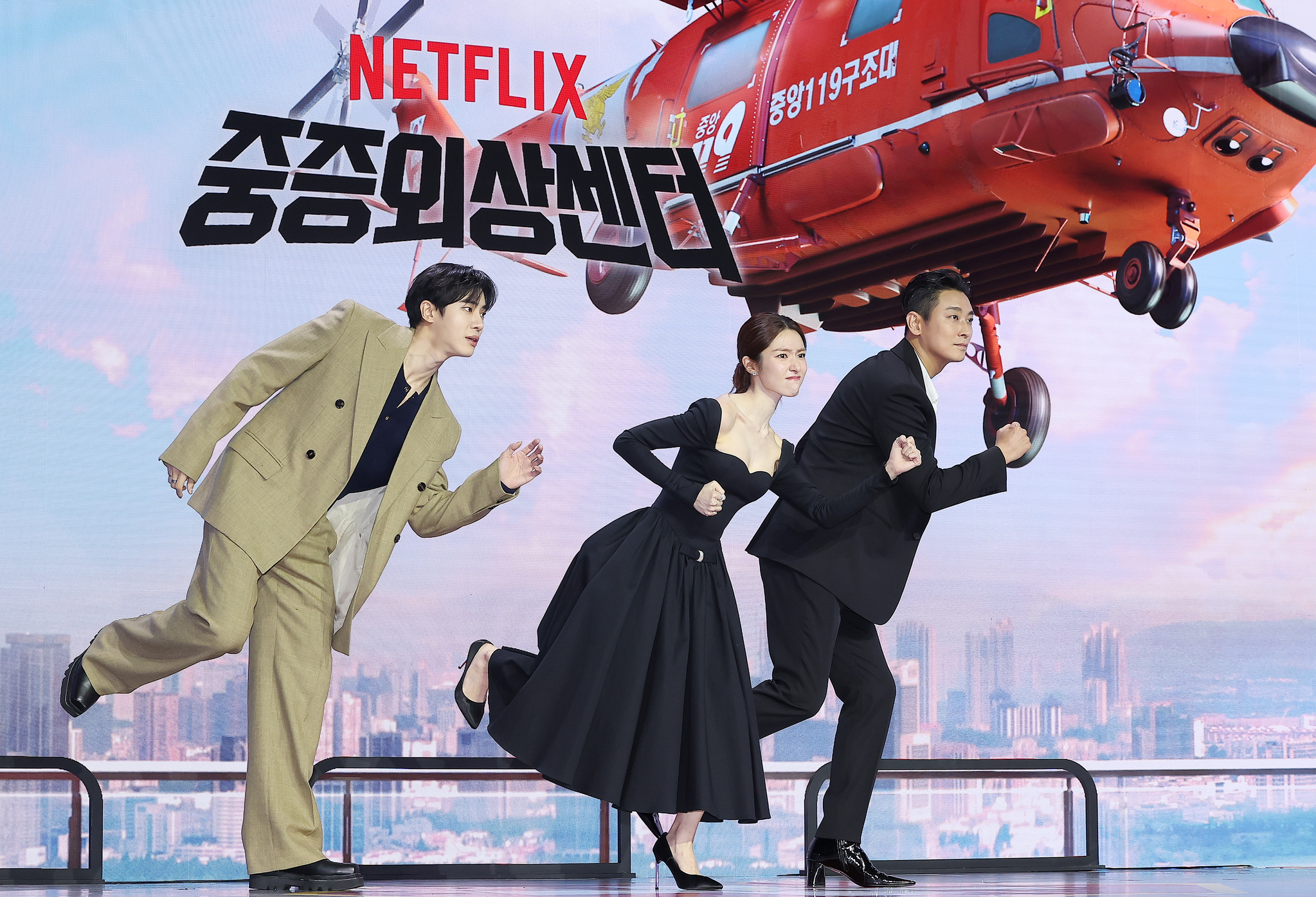 The cast of Netflix's upcoming medical drama ″The Trauma Code: Heroes on Call″ pose for photos during the series' press conference held in Gangnam District, southern Seoul, on Jan. 21. From left are actors Choo Young-woo, Ha Young and Ju Ji-hoon. [NEWS1]