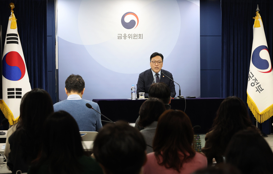 Kim Byoung-hwan, chairman of the Financial Services Commission, speaks during a press briefing in Seoul on Jan. 22. [YONHAP]