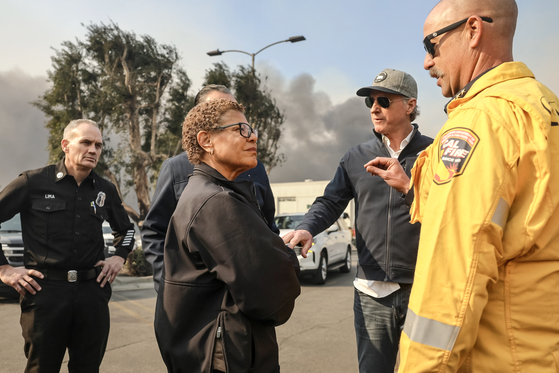 Los Angeles Mayor Karen Bass (2-L front) and California Governor Gavin Newsom (2-R) get a briefing about an area damaged by the Palisades wildfire in Los Angeles, California, USA, Jan, 8.[EPA/YONHAP]