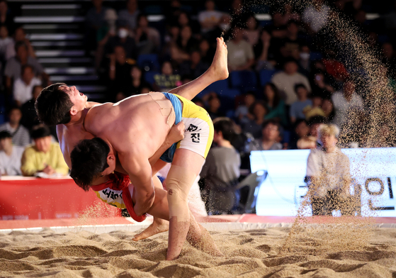 Jung Jong-jin, right, competes in the men's 90-kilogram ssireum contest in Goseong County, South Gyeongsang on Sept. 16, 2024. [YONHAP] 