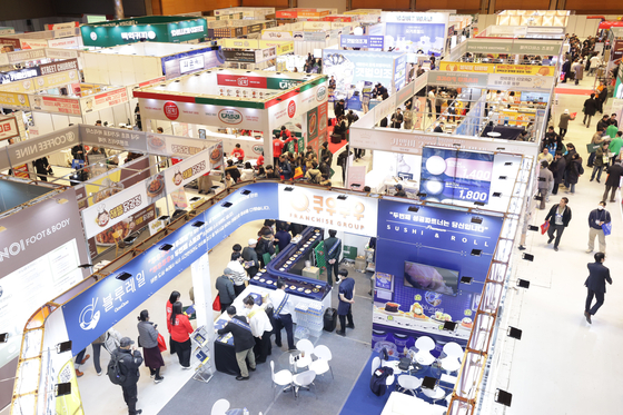 Pictured is the show floor of the 76th World Franchise Expo 2025 at Coex in Gangnam District, southern Seoul, on the morning of Jan. 23. The trade show, which runs Jan. 23 through Jan. 25 in the venue's Hall D, aims to connect franchises with aspiring entrepreneurs, with exhibitors including Alpha Box, Queensbrown and Penguinhouse. [YONHAP]