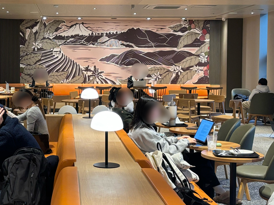 People study at a Starbucks in Pangyo, Gyeonggi [LEE JIAN]