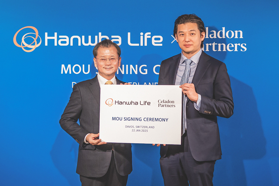 Hanwha Life CEO Yeo Seung-joo, left, and Donald Tang, a managing partner at Celadon Partners, pose for a photo after signing a memorandum of understanding on the sidelines of the World Economic Forum in Davos, Switzerland, on Jan. 22. [HANWHA LIFE] 
