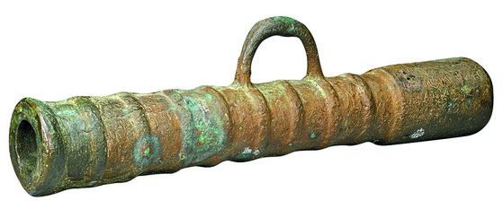 The exhibit will feature a hyeonja chongtong, one of the cylinder-type guns that can be shot by manual ignition. The third heaviest gun of its kind was found at Gohyeonman Bay in Geoje County, South Gyeongsang. The first hyeonja chongtong was made during the reign of King Taejong of the Joseon Dynasty (1392-1910), and this specific gun was manufactured in 1596, according to the inscription on the gunpowder chamber. [NATIONAL MUSEUM OF KOREA] 