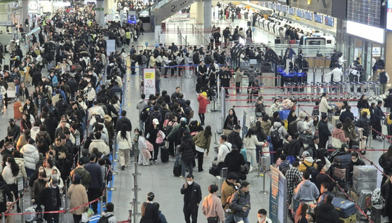 Passengers wait to enter customs at Gimhae International Airport in South Gyeongsang on Jan. 17. [KIM MIN-JU]
