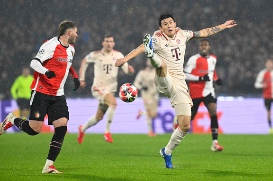 Bayern Munich defender Kim Min-jae (right) competes with Feyenoord forward Santiago Gimenez during the UEFA Champions League at the Feyenoord Stadium in Rotterdam, Netherlands on Jan. 22. [AFP/YONHAP]