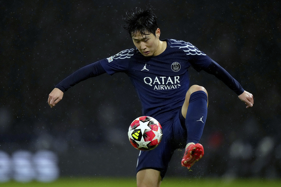 Paris Saint-Germain midfielder Lee Kang-in controls the ball during the UEFA Champions League match against Manchester City at the Parc des Princes in Paris on Jan. 22. [AP/YONHAP] 