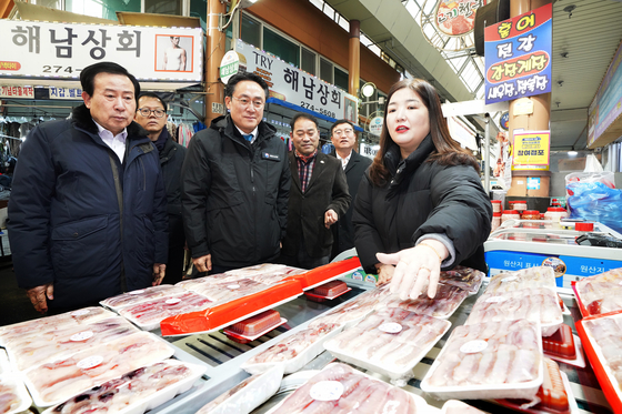 Oceans Minister Kang Do-hyung inspects the supply, demand and prices of seafood products during a tour of Mokpo Eastern Market on Jan. 23. [MINISTRY OF OCEANS AND FISHERIES]