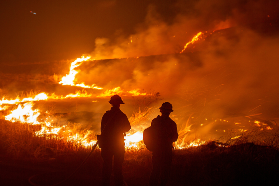 Firefighters battle the Hughes Fire in California on Jan. 22. [REUTERS/YONHAP]