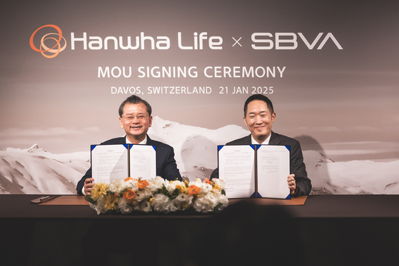 Hanwha Life CEO Yeo Seung-joo, left, and SBVA CEO Lee Joon-pyo pose for a photo after signing a memorandum of understanding on the sidelines of the World Economic Forum in Davos, Switzerland, on Jan. 21. [HANWHA LIFE]