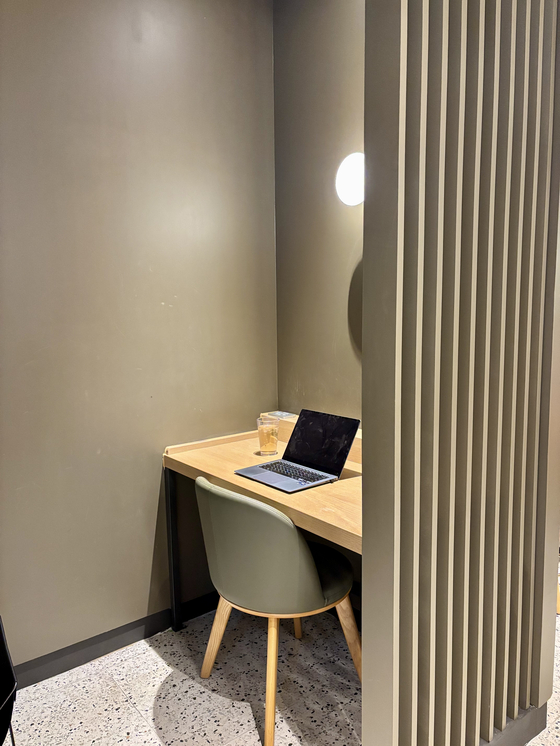 A seat for cagong users at a Starbucks in Pangyo, Gyeonggi [LEE JIAN]