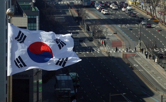 Korea's national flag flutters in Songpa District in southern Seoul on March 1. [NEWS1]