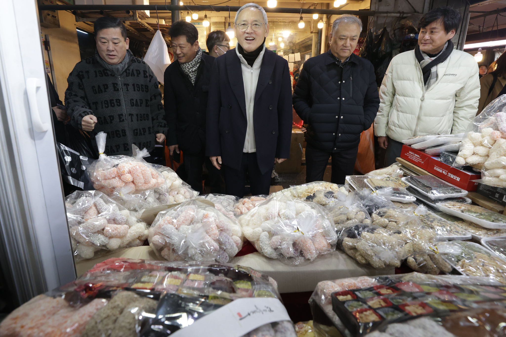 Culture Minister Yu In-chon looks around Gyeongdong Market in central Seoul on Friday. [MINISTRY OF CULTURE, SPORTS AND TOURISM] 