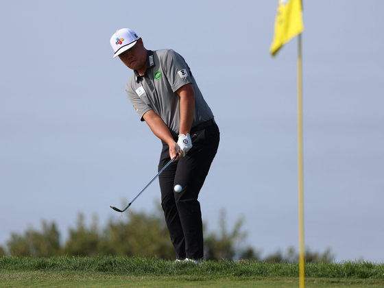 Im Sung-jae putts on the fourth green during the first round of the Farmers Insurance Open at Torrey Pines South Course in La Jolla, California on Jan. 22.  [REUTERS/YONHAP]