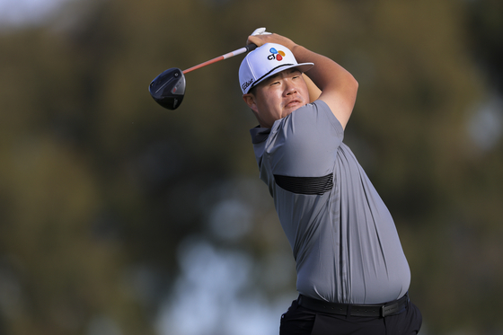Im Sung-jae hits a tee shot on the second hole during the first round of the Farmers Insurance Open at Torrey Pines South Course in La Jolla, California on Jan. 22.  [GETTY IMAGES]