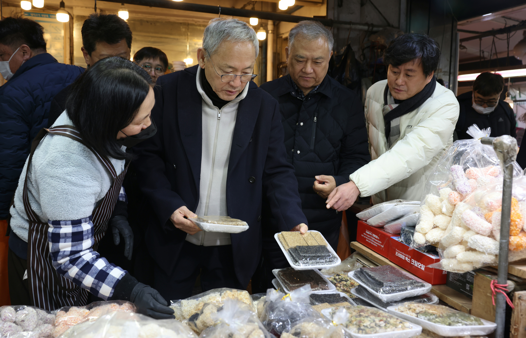 Culture Minister Yu In-chon looks around Gyeongdong Market in central Seoul on Friday. [MINISTRY OF CULTURE, SPORTS AND TOURISM] 