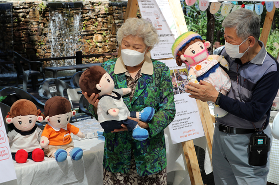 On Sep. 7, 2022, elderly participants are experiencing the smart welfare device "Bokdori," a companion robot, at the 23rd Seocho Social Welfare Day event held at the Seocho District Office Plaza in Seoul. [NEWS1]