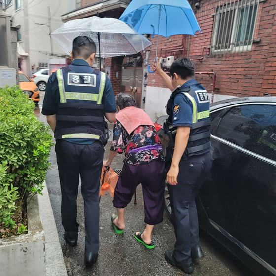 Police rescue a 90-year-old elderly woman with dementia who was wandering around her neighborhood in Seongbuk District, central Seoul, on July 17, 2024. [JOONGANG ILBO]