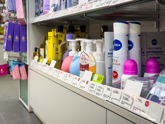 A limited selection of deodorants available on one of the bottom shelves of a medium-sized cosmetics store in Gangnam District, southern Seoul, on Jan. 24. [MICHAEL LEE]