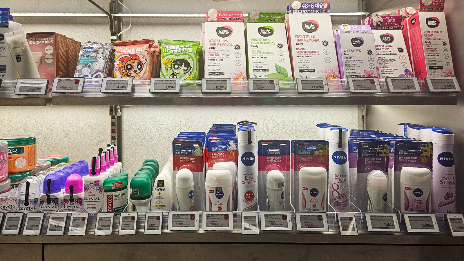 Just four brands of deodorants dominate the lower shelf of a large cosmetics store in Gangnam District, southern Seoul, on Jan. 24. [SARAH KIM]