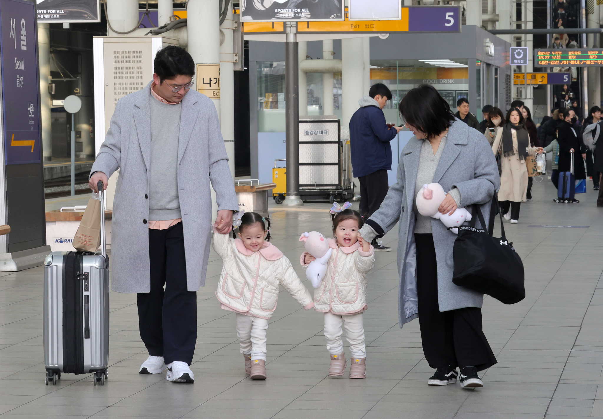 A family heads to a KTX train bound for Busan from the platform of Seoul Station in downtown Seoul on Feb. 8, 2024 ahead of Lunar New Year holiday, also known as Seollal. [JANG JIN-YOUNG]