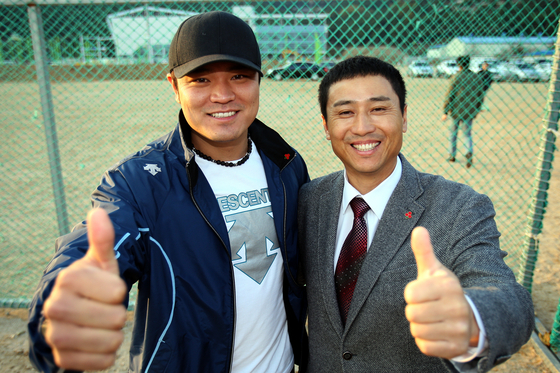 Park Jung-tae (right) and his nephew Choo Shin-soo at the Baegunpo Sports Park baseball field in Yongho-dong, Busan, on Nov. 19, 2009. [AP/YONHAP]