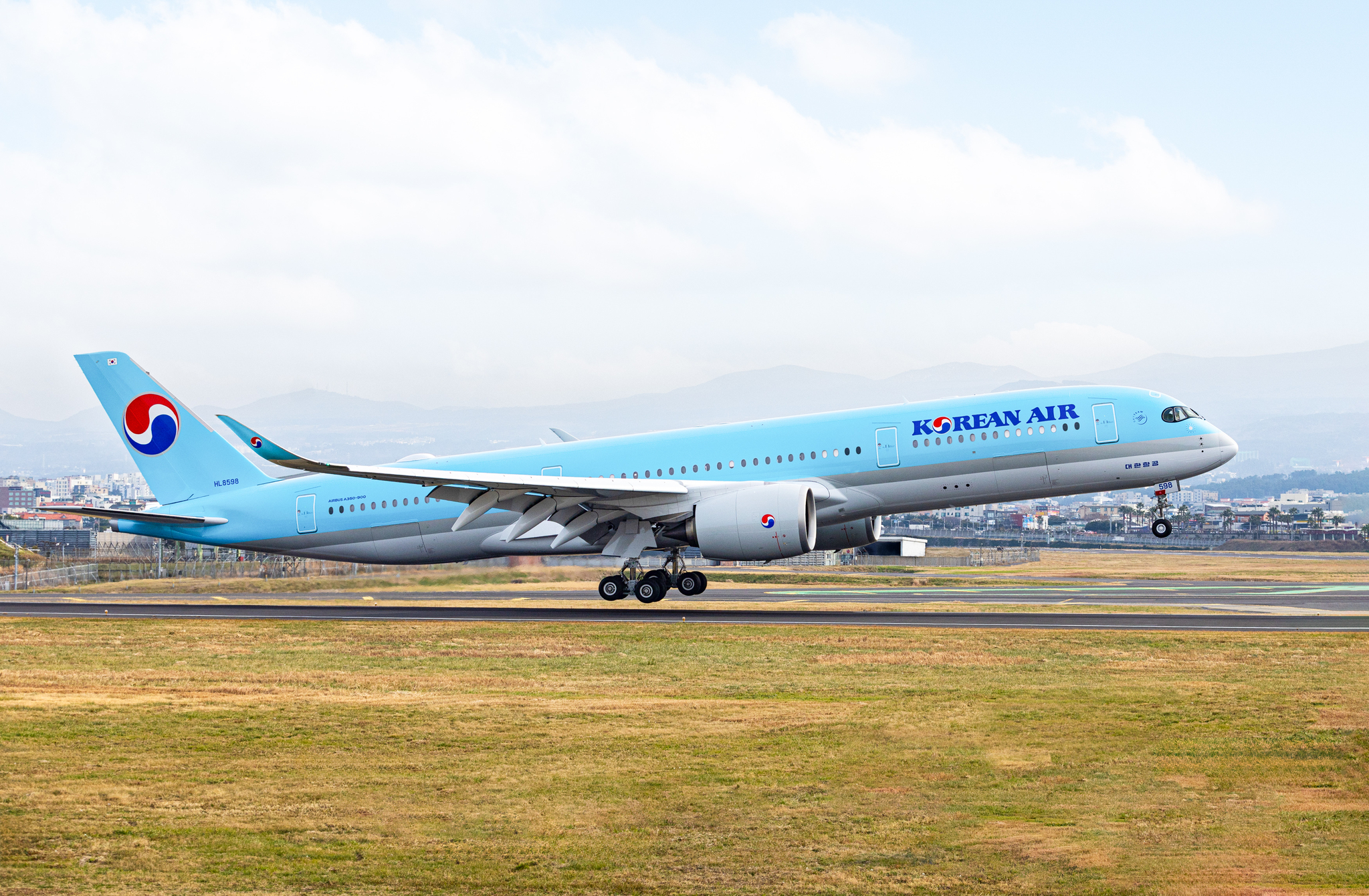 Two Airbus A350-900 aircraft will begin operations on short-haul routes to Japan from Monday. [KOREAN AIR]