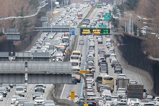 Cars fill north and southbound lanes on the Gyeongbu Expressway in Seoul on Jan. 26, a day after the beginning of the Lunar New Year holiday. [NEWS1]