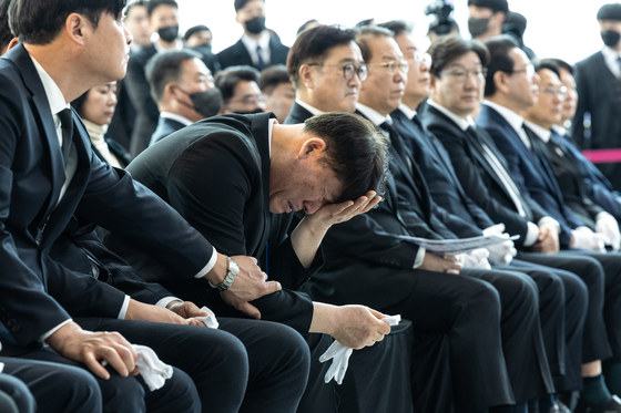 Victims' representative Park Han-shin sheds tears at the joint memorial ceremony held for the victims of the Jeju Air crash at Muan International Airpot on Jan. 18. [KIM HYUN-DONG]