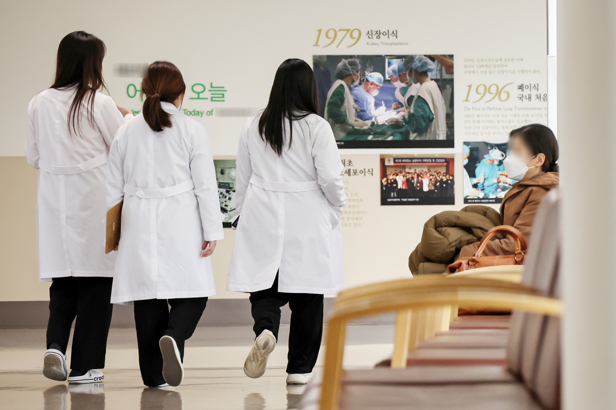 Three medical professionals walk in a hospital in Seoul on Jan. 14. [NEWS1] 