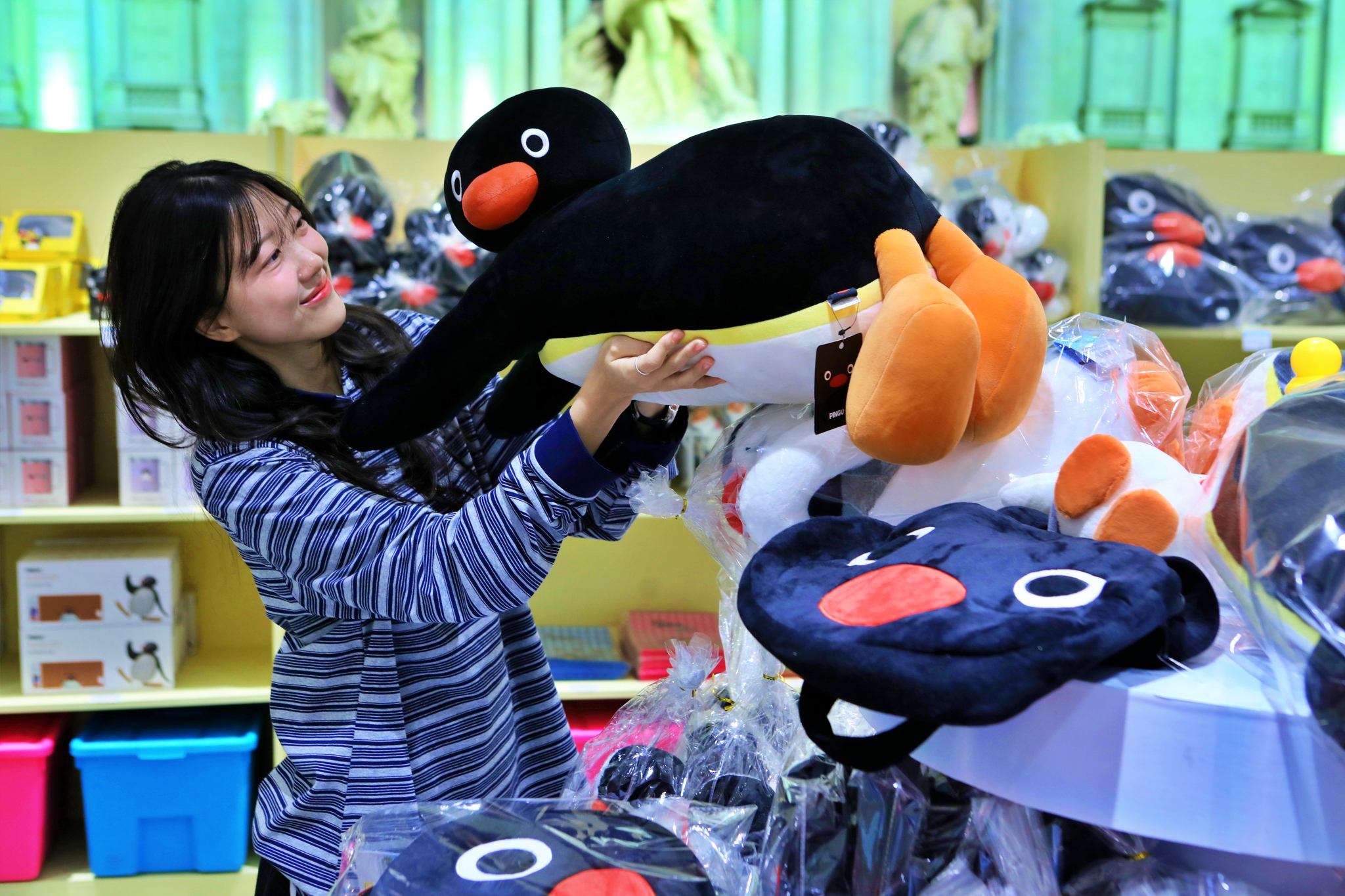 A model poses with "Pingu" products at a pop-up in Lotte Department Store's flagship mall in Jamsil, southern Seoul, on Jan. 26. [LOTTE SHOPPING]