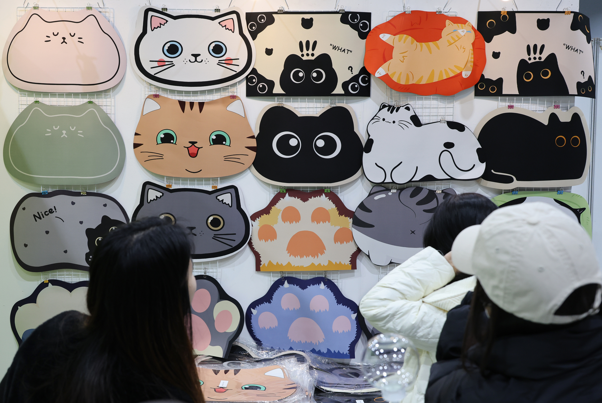 Cat enthusiasts browse a range of products on display at the Nyang Nyang Punch Cat Show at Coex Magok in Gangseo District, western Seoul, on Jan. 26. [YONHAP]