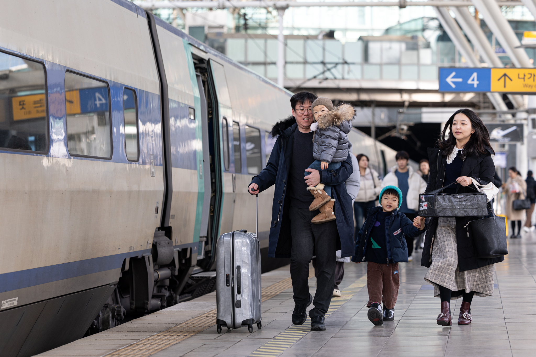 A family walks on a platform before boarding a high-speed train at Seoul Station in central Seoul on Jan. 26, the second day of the Lunar New Year holiday period. [NEWS1]