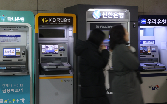 ATMs situated in downtown Seoul on Jan. 13. [YONHAP] 