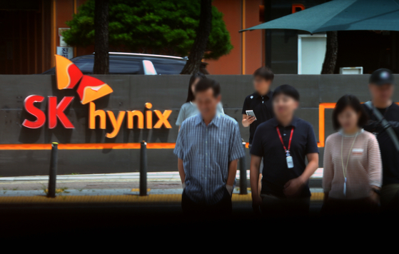 SK hynix workers pass by at the company's manufacturing site in Chengju, North Chungcheong, on July 25, 2024. [KIM SEONG-TAE]