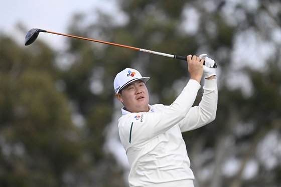 Im Sung-jae hits his tee shot second hole on the South Course at Torrey Pines during the final round of the Farmers Insurance Open on Jan. 25 in San Diego, California. [AP/YONHAP] 
