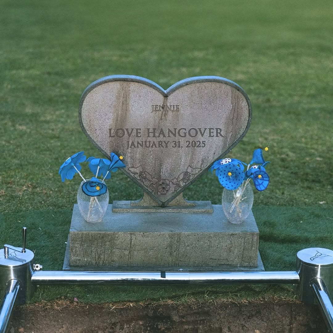 A teaser image for Jennie's prerelease track ″Love Hangover″ [ODD ATELIER]