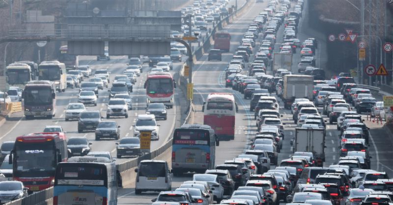 Traffic moves slowly in both directions on the Gyeongbu Expressway in southern Seoul on Jan. 29.  [NEWS1]