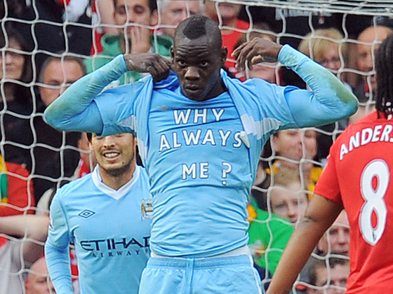 Manchester City forward Mario Balotelli lifts his shirt to reveal an imprinted message during the Premier League match against Manchester United at Old Trafford in England Oct. 23, 2011. [JOONGANG ILBO]