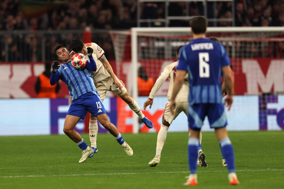 Bayern Munich defender Kim Min-jae, second from left, vies for the ball during the Champions League match against Slovan Bratislava at Allianz Arena in Munich, Germany on Jan. 29. [AFP/YONHAP] 