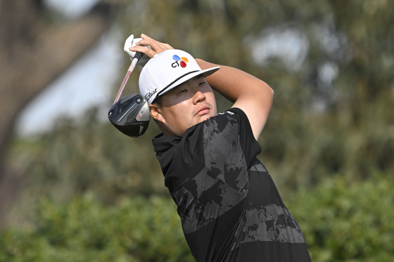 Im Sung-jae hits his tee shot on the fifth hole on the South Course at Torrey Pines during the third round of the Farmers Insurance Open on Jan. 24, in San Diego, California. [AP/YONHAP]