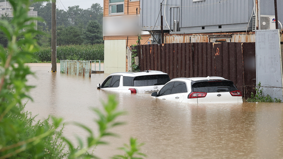 Cars damaged by a flood in Paju, Gyeonggi [NEWS1] 
