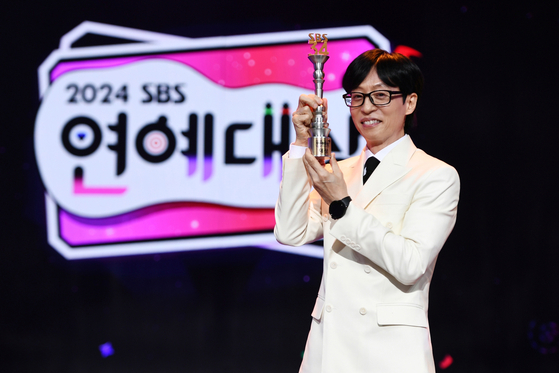 Comedian and television personality Yu Jae-seok poses with his Grand Prize trophy during the SBS Entertainment Awards ceremony at the SBS Prism Tower in western Seoul on Jan. 29. [SBS]