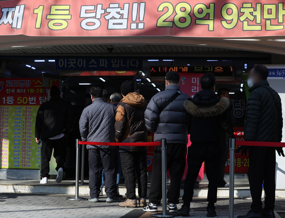 People stand in a queue to buy lottery tickets in Nowon District, northern Seoul, on Jan. 1, 2024. [YONHAP] 
