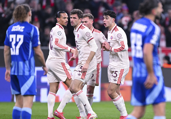 Bayern Munich players celebrate during the Champions League match against Slovan Bratislava at Allianz Arena in Munich, Germany on Jan. 29. [AP/YONHAP] 