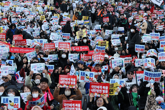 Protesters call for the impeachment of President Yoon Suk Yeol near Gyeongbokgung Station in Jongno District, central Seoul, on Jan. 25. [NEWS1]